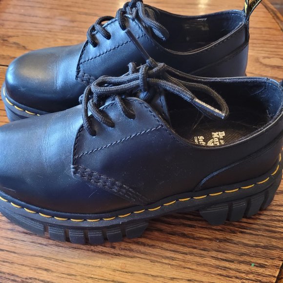 Doc Martens - Womens Size 6 - Brand New - Only worn twice inside - Picture 1 of 4